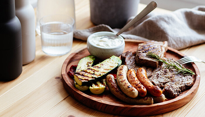 Zurück zum Ursprung BIO-Grillplatte Grillplatte mit Fleisch, Würstel und Gemüse