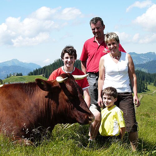 https://www.zurueckzumursprung.at/fileadmin/_processed_/0/3/csm_familie_gruenbacher_zurueck_zum_ursprung_jpg_3da76c7bec.jpg