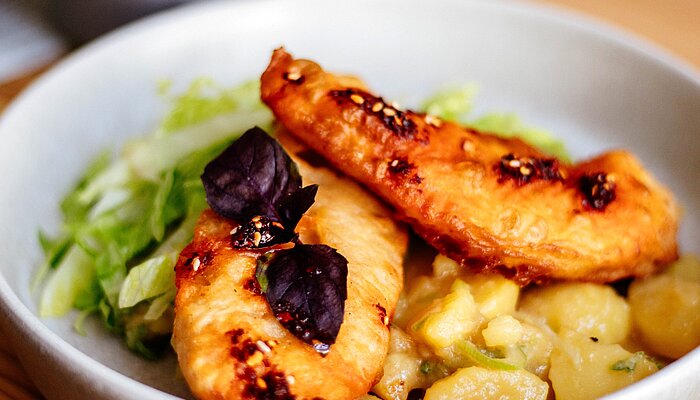 Knusprige Kefir-Hendlstreifen auf Miso-Erdäpfelsalat