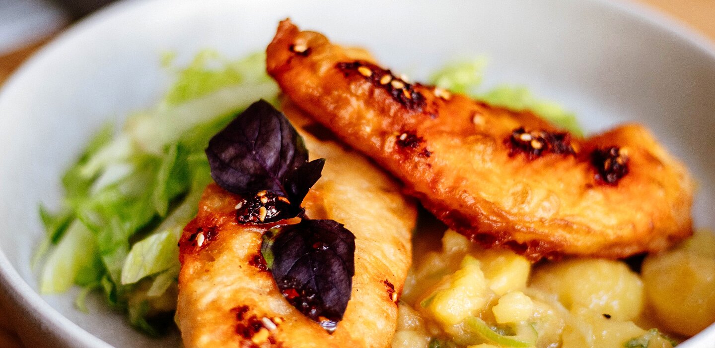 Knusprige Kefir-Hendlstreifen auf Miso-Erdäpfelsalat