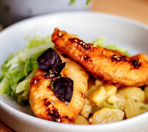 Knusprige Kefir-Hendlstreifen auf Miso-Erdäpfelsalat