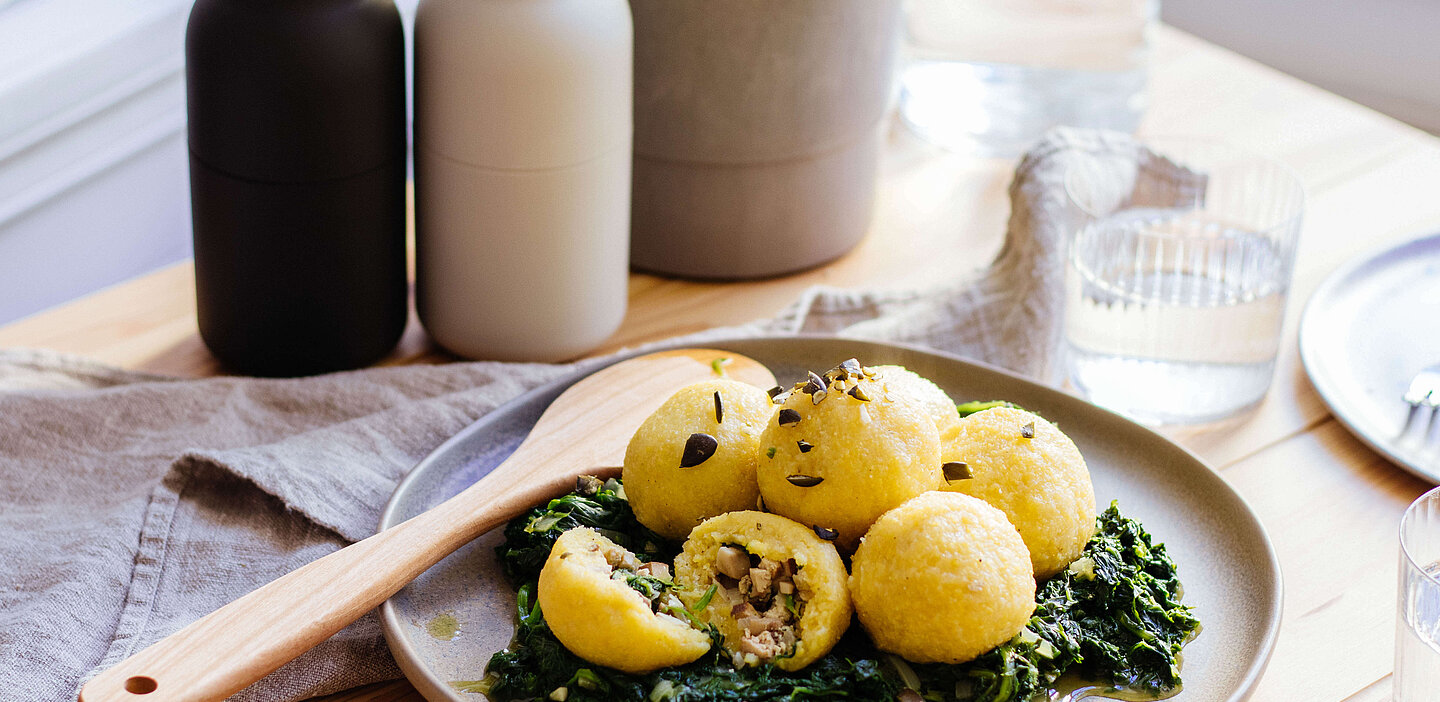 Gefüllte Tofu-Knödel auf gedünstetem Blattspinat | Rezept | Zurück zum ...