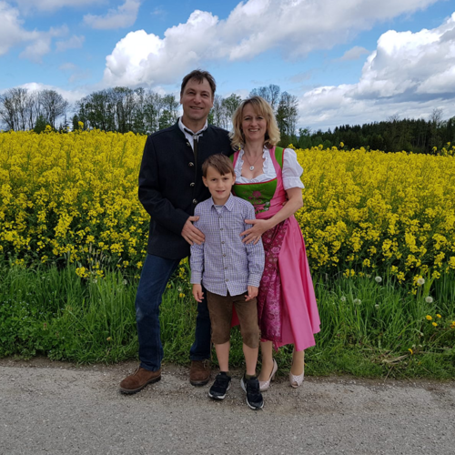 https://www.zurueckzumursprung.at/fileadmin/_processed_/7/2/csm_230223_familie_edlbauer_zurueck_zum_ursprung_png_4d44055ecd.png