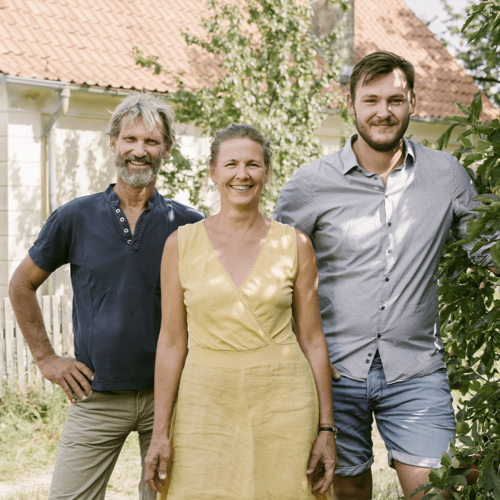 https://www.zurueckzumursprung.at/fileadmin/_processed_/9/4/csm_dreier_bauernportrait1000x1000_png_07dd6bd707.png