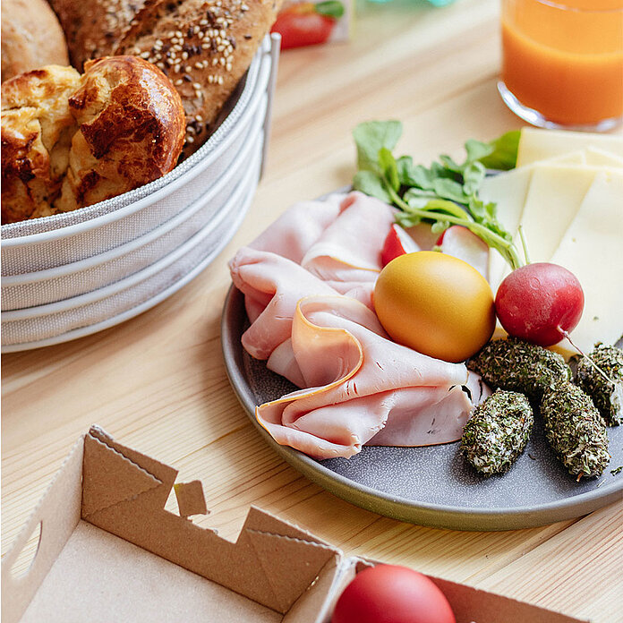 Zurück zum Ursprung Osterbrunch BIO-Beinschinken Teller mit BIO-Beinschinken, Frischkäse, Radieschen und Osterei