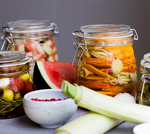 Genuss im Glas: Einkochen, Einlegen und Fermentieren