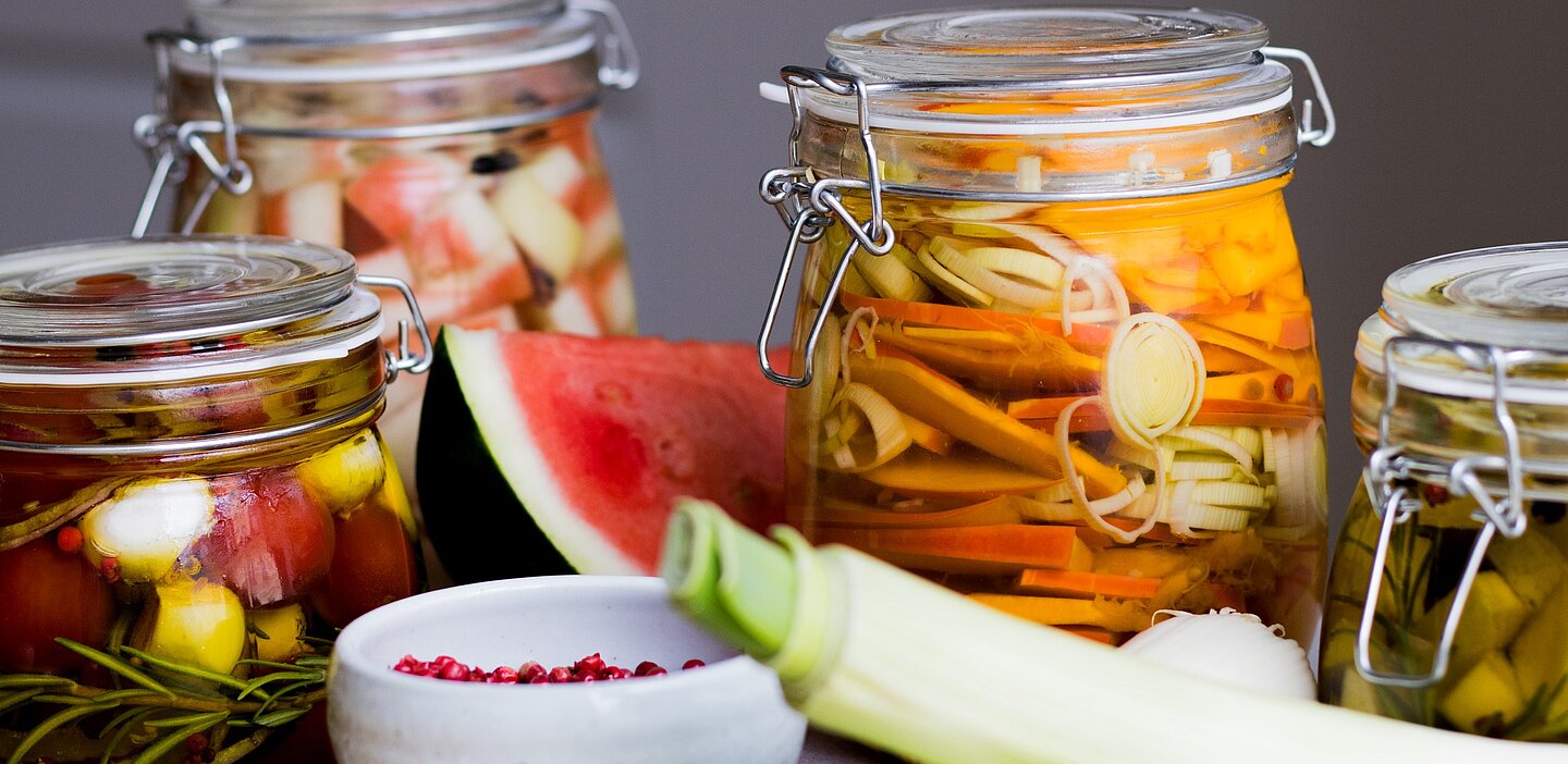 Genuss im Glas: Einkochen, Einlegen und Fermentieren