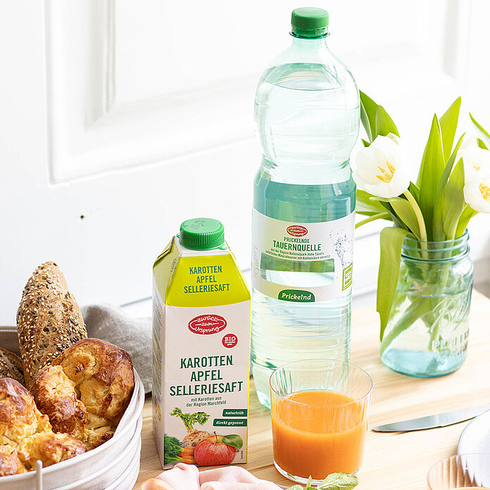 Zurück zum Ursprung BIO-Karotten Apfel Selleriesaft BIO-Karotten Apfel Selleriesaft und eine Flasche Tauernquelle