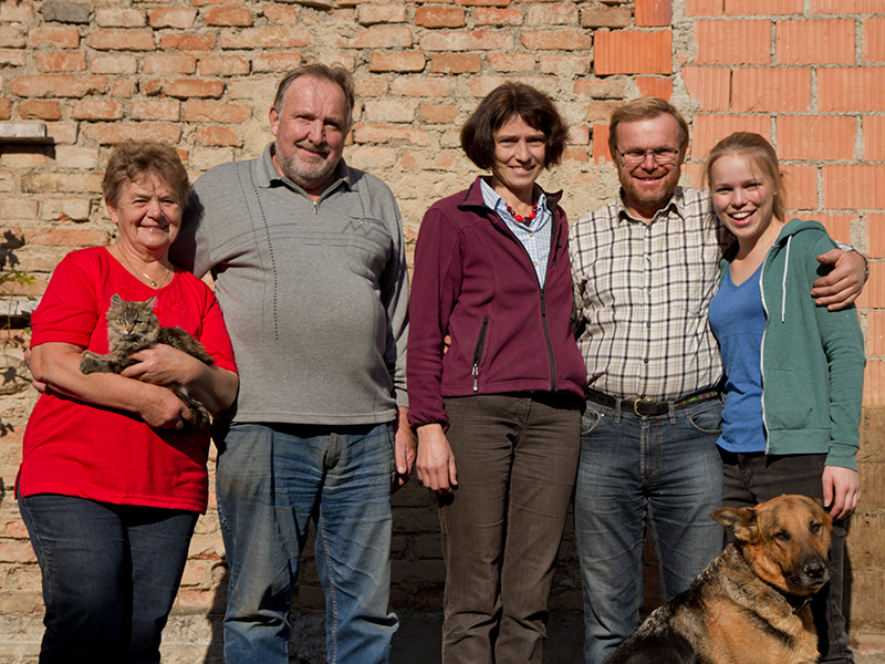 Familie Aichberger auf ihrem Bio-Schweinehof im Mostviertel