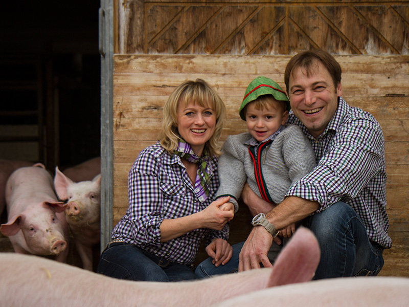 Josef und Manuela Edlbauer vor dem Bio-Schweinehof im Hausruckviertel