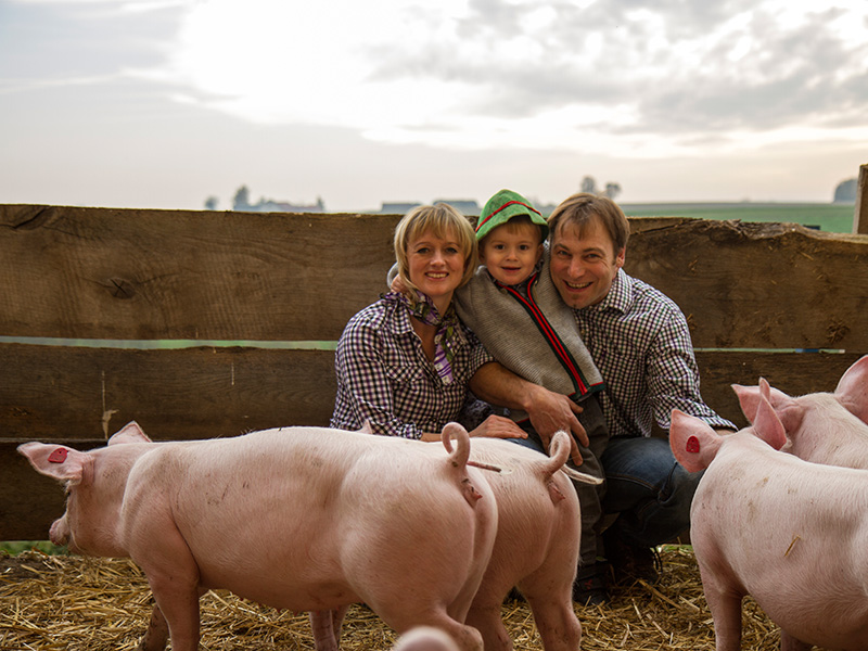 Familie Edlbauer auf ihrem Bio-Schweinehof im Hausruckviertel