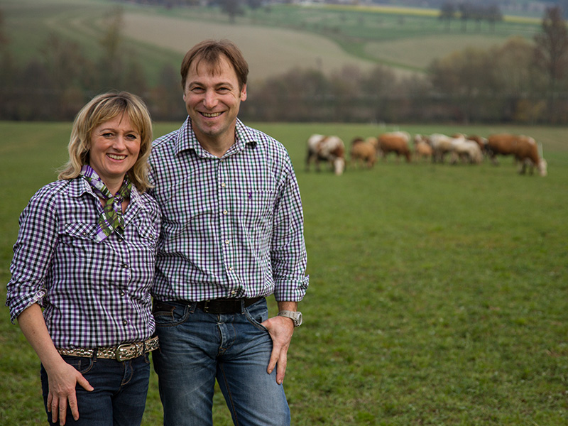 Porträt von Josef und Manuela Edlbauer vor dem Stall